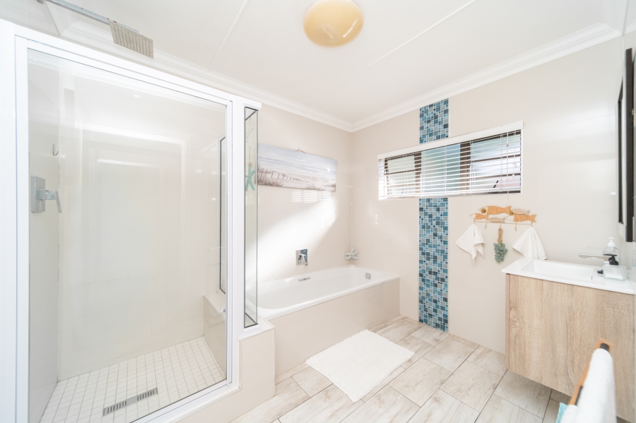 4 Bedroom Property for Sale in Bonza Bay Eastern Cape